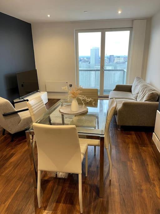 Lovely 2-Bedroom Condo With Balcony Манчестър Екстериор снимка
