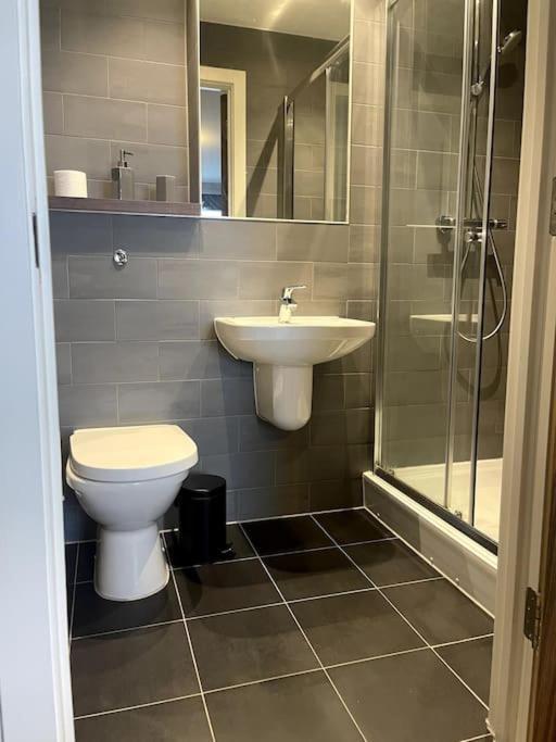 Lovely 2-Bedroom Condo With Balcony Манчестър Екстериор снимка