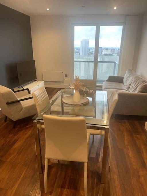 Lovely 2-Bedroom Condo With Balcony Манчестър Екстериор снимка