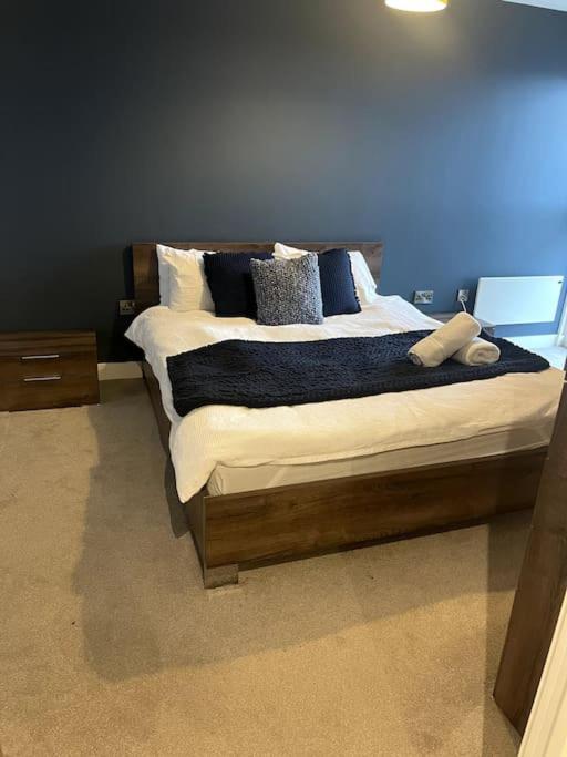 Lovely 2-Bedroom Condo With Balcony Манчестър Екстериор снимка